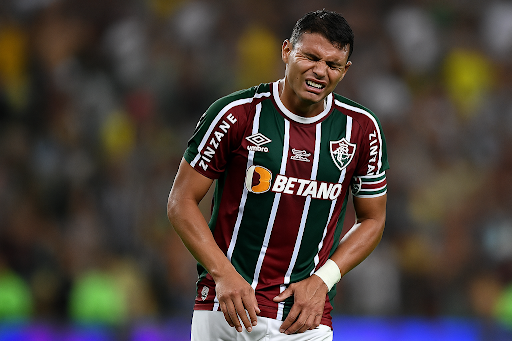 Fluminense intensifica busca por zagueiros após nova lesão de Thiago Silva