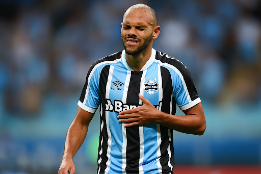 Braithwaite se lesiona e Grêmio busca reforço no ataque